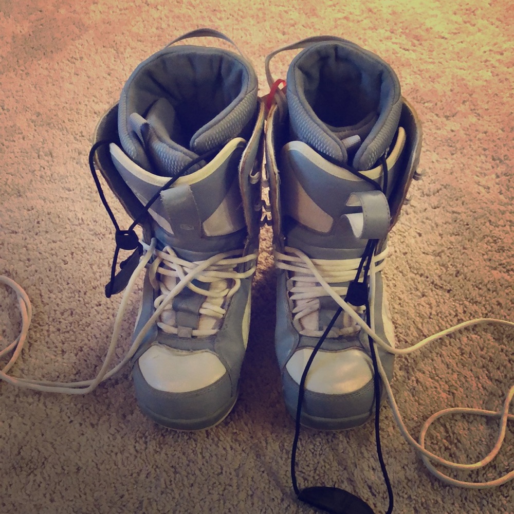 Snowboard boots